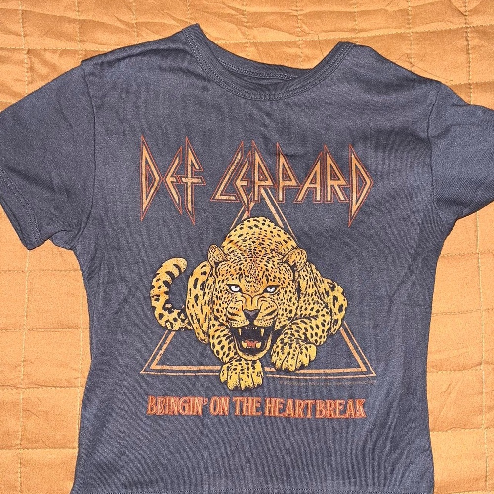 def leppard crop tee